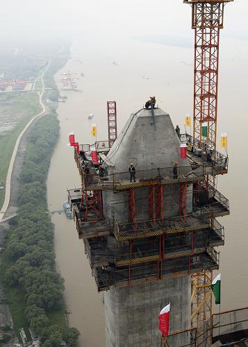 5月20日,工人們在江西九江長江公路大橋南主塔上拆除施工設(shè)施。新華社發(fā)(沈俊峰 攝)