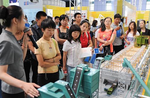 6月14日,市民們?cè)谥嘘P(guān)村國(guó)家自主創(chuàng)新示范區(qū)展示中心內(nèi)參觀餐廚垃圾處理系統(tǒng)模型。新華社記者 李鑫 攝