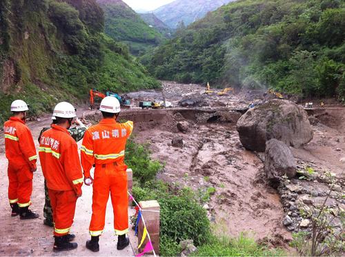 發(fā)生泥石流的白鶴灘電站施工區(qū)一角(6月28日攝)。6月28日6時(shí)14分左右,涼山州寧南縣白鶴灘鎮(zhèn)和倮格鄉(xiāng)境內(nèi)因局地暴雨,在白鶴灘電站施工區(qū)附近發(fā)生泥石流災(zāi)害,已造成三峽公司白鶴灘電站施工區(qū)人員失蹤38至41人。新華社發(fā)(梁杰 攝)