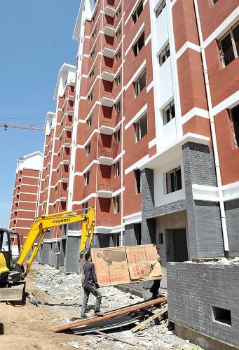 在寧夏銀川盈北家園保障性住房建設(shè)工地上,工人們?cè)诎徇\(yùn)建材(7月5日攝)。寧夏上半年已開(kāi)工建設(shè)保障性住房4.29萬(wàn)套(戶),完成年度計(jì)劃的72.8%,其中包括已開(kāi)工建設(shè)的廉租房1.02萬(wàn)套、經(jīng)濟(jì)適用房5590套、公共租賃房2萬(wàn)套、限價(jià)商品房546套,實(shí)施城市和國(guó)有工礦棚戶區(qū)改造6621戶。寧夏2012年計(jì)劃開(kāi)工建設(shè)保障性安居工程5.89萬(wàn)套(戶),其中新建廉租住房1萬(wàn)套,經(jīng)濟(jì)適用住房8500套、公共租賃住房2.25萬(wàn)套、限價(jià)商品住房1100套、城市和國(guó)有工礦棚戶區(qū)改造1.68萬(wàn)戶。 新華社記者 彭昭之 攝