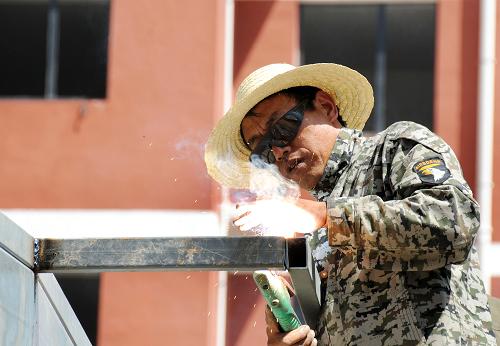在寧夏銀川盈北家園保障性住房建設(shè)工地上,一名工人在作業(yè)(7月5日攝)。新華社記者 彭昭之 攝