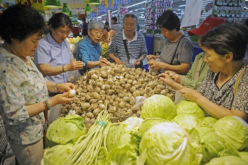 7月9日,市民在寧夏銀川市一家超市選購大蒜。新華社記者王鵬攝