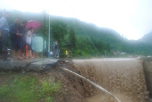 7月16日,張家灣鎮(zhèn)部分道路被洪水沖毀。新華社發(fā)(趙久川 攝)