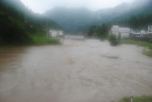 7月16日,洪水淹沒了納雍縣部分房屋。新華社發(fā)(趙久川 攝)