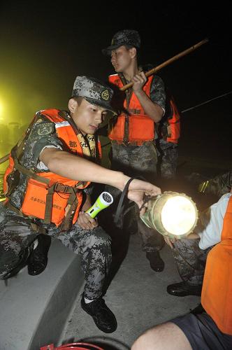 7月16日,救援人員乘坐沖鋒舟進(jìn)入受災(zāi)區(qū)域。貴州省黔南布依族苗族自治州都勻市16日遭受暴雨襲擊,都勻市凱口鎮(zhèn)受災(zāi)嚴(yán)重,水最深處達(dá)13米,數(shù)千村民被困。黔南州委、州政府和都勻市委、市政府組織水利、民政、農(nóng)業(yè)等單位人員和及消防官兵等迅速前往受災(zāi)地,現(xiàn)場(chǎng)安全轉(zhuǎn)移群眾3000余名,目前已有2名當(dāng)?shù)卮迕袷й櫋?新華社記者 歐東衢 攝