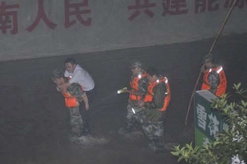 7月16日,救援人員將村民轉(zhuǎn)移至安全區(qū)。新華社記者 歐東衢 攝