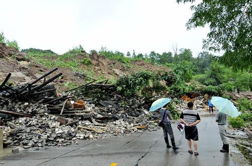 7月16日拍攝的山體滑坡現(xiàn)場。新華社發(fā)(陳沛亮 攝)