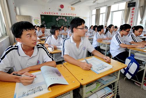 9月5日,就讀于福建省晉江市第一中學(xué)高一四班的重慶籍外來工子女張凌霄(前左一)在課堂上。新華社記者 張國俊 攝