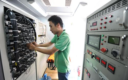 9月9日,中國移動(dòng)彝良分公司的工作人員張吉偉在應(yīng)急通信車上調(diào)試設(shè)備,確保通信暢通。新華社記者 秦晴 攝