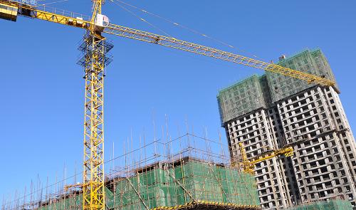 這是正在建設(shè)中的鄂爾多斯市“鼎祥家園”保障性住房項(xiàng)目(10月25日攝)。今年以來,內(nèi)蒙古強(qiáng)化保障性住房建設(shè)資金、土地等保障措施,加快項(xiàng)目建設(shè)進(jìn)度,截至9月底,全自治區(qū)新開工的各類保障性住房28.15萬套,超出全年目標(biāo)3793套,其中12.3萬套已經(jīng)基本建成。新華社記者 于嘉 攝