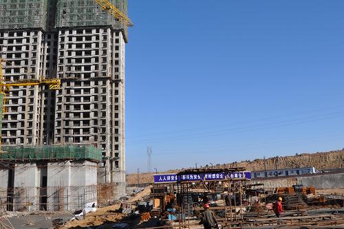 圖為正在建設(shè)中的鄂爾多斯市“鼎祥家園”保障性住房項(xiàng)目(10月25日攝)。新華社記者 于嘉 攝