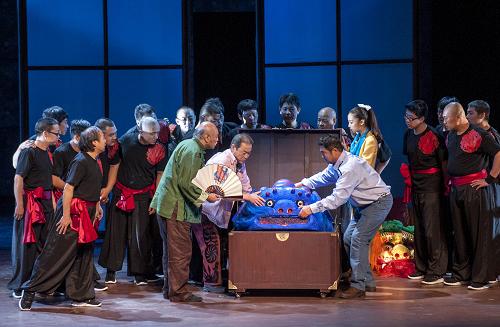 11月4日,演員在表演話劇《白紙坊太獅》。當晚,由北京市民營劇團創(chuàng)排的話劇《白紙坊太獅》在首都圖書館劇場精彩亮相,拉開了由北京市委宣傳部、北京市文化局共同主辦的“慶祝黨的十八大勝利召開,2012年北京金秋優(yōu)秀劇目匯報演出”的帷幕。本次匯報演出涵蓋了話劇、舞劇、京劇、昆曲、評劇、河北梆子、北京曲劇、兒童劇等諸多劇種。其中,既有部隊駐京院團、市屬及轉(zhuǎn)企院團創(chuàng)作的大型作品,也有民營文藝機構(gòu)以及市區(qū)兩級合作創(chuàng)排的精心之作。新華社記者張宇攝