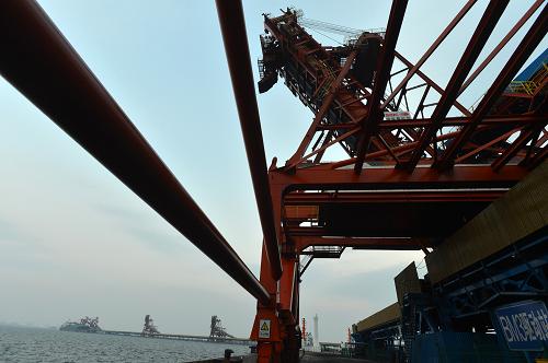 11月5日,在河北唐山國投曹妃甸煤碼頭,移動伸縮式裝船機在進行裝船作業(yè)。新華社發(fā)(鄭勇 攝)
