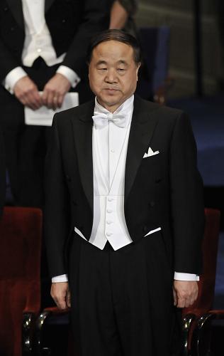 12月10日,在瑞典首都斯德哥爾摩音樂廳,2012年諾貝爾文學(xué)獎(jiǎng)獲得者、中國作家莫言出席2012年諾貝爾獎(jiǎng)?lì)C獎(jiǎng)儀式。 新華社記者武巍攝