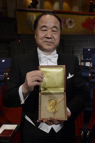 12月10日,在瑞典首都斯德哥爾摩音樂廳舉行的2012年諾貝爾獎(jiǎng)?lì)C獎(jiǎng)儀式上,中國作家莫言領(lǐng)取諾貝爾文學(xué)獎(jiǎng)后展示獎(jiǎng)?wù)?。新華社記者武巍攝