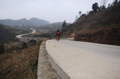 1月29日,黔東南苗族侗族自治州麻江縣龍山鄉(xiāng)的村民馳車通過家門口的鄉(xiāng)村公路。西部大開發(fā)之初的2000年,貴州不通公路的建制村有近萬個(gè),而到2012年底,貴州有60個(gè)縣實(shí)現(xiàn)高速公路連接,100%的鄉(xiāng)鎮(zhèn)通瀝青或水泥路,100%的建制村通公路,43%的建制村通瀝青或水泥路。2012年,貴州省建設(shè)農(nóng)村公路通達(dá)工程計(jì)劃項(xiàng)目499個(gè)4693公里。12月底,項(xiàng)目已全部完工。實(shí)現(xiàn)了“鄉(xiāng)鄉(xiāng)通油路,村村通公路”的目標(biāo)。到“十二五”末期,貴州省將實(shí)現(xiàn)境內(nèi)88個(gè)縣(區(qū))縣縣通高速公路,建成15條出省高速公路通道,高速公路通車總里程力爭達(dá)到5000公里以上。新華社發(fā)(陶亮 攝)