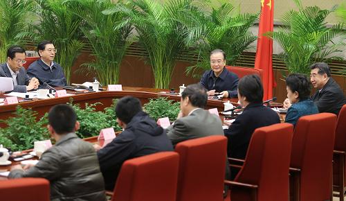 這是1月29日,溫家寶與教科文衛(wèi)體和基層群眾代表座談。新華社記者 姚大偉 攝