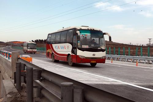 2月7日,車輛行駛在濟(jì)廣高速山東平陰至平陰南段。當(dāng)日,濟(jì)(南)廣(州)高速公路山東平陰至平陰南段恢復(fù)通車試運(yùn)行。2012年12月14日,濟(jì)廣高速公路平陰至平陰南段因雨雪大霧發(fā)生重大交通事故,28輛汽車追尾相撞,造成9人死亡,道路損毀嚴(yán)重。事故之后,當(dāng)?shù)馗咚俟饭芾聿块T克服低溫雨雪等不利影響,晝夜施工搶修,于2013年2月6日通過專家鑒定驗(yàn)收,道路達(dá)到設(shè)計(jì)要求,滿足通行條件。該路段將從2月8日8時(shí)起正式恢復(fù)通車。新華社發(fā)(趙傳錄 攝)