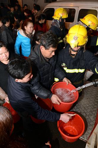 2月25日,永修縣公安消防大隊官兵用消防車給涂埠鎮(zhèn)同心社區(qū)居民送生活用水。永修縣消防大隊從艾城調(diào)來50噸水,給縣城醫(yī)院、學校、社區(qū)送水。新華社記者 宋振平 攝