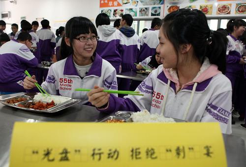 2月25日,兩名中學生在擺有節(jié)儉提示牌的餐桌上用餐。當日是天津市中小學新學期開學的日子,天津市第五十五中學在校園食堂中開展“光盤行動,拒絕‘剩’宴”主題活動,讓學生們在新學期伊始養(yǎng)成勤儉節(jié)約的好習慣。新華社發(fā)(劉東岳 攝)