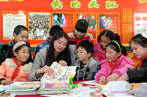 2月25日,安徽省合肥市瑤海區(qū)元一名城小學的學生們在老師的指導下制作環(huán)保書皮。 當日是新學期開學第一天,安徽省合肥市瑤海區(qū)元一名城小學的老師們找來過期的掛歷、包裝紙等物品指導學生制作環(huán)保創(chuàng)意書皮,以增強孩子們勤儉節(jié)約的意識,同時也培養(yǎng)他們的動手能力和愛護圖書的好習慣。新華社發(fā)(解琛 攝)