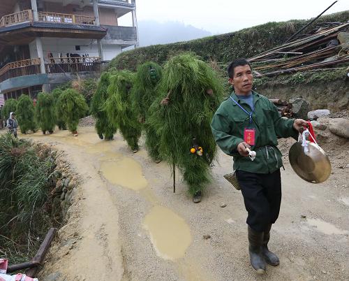 2月28日,在廣西壯族自治區(qū)融水苗族自治縣香粉鄉(xiāng)中坪村茅坪苗寨,眾“芒藁”走在村道上。 當(dāng)日,廣西融水茅坪苗寨舉行傳統(tǒng)的“芒藁節(jié)”。當(dāng)?shù)卮迕裆砼⒉?、頭戴面具扮成“芒藁”,向人們賀春送福,吸引了眾多村民和游人來(lái)參觀。“芒藁”是當(dāng)?shù)孛缱鍌髡f(shuō)中的娛樂(lè)神,既可以驅(qū)邪,又可以?shī)蕵?lè)。新華社發(fā)(龍濤 攝)
