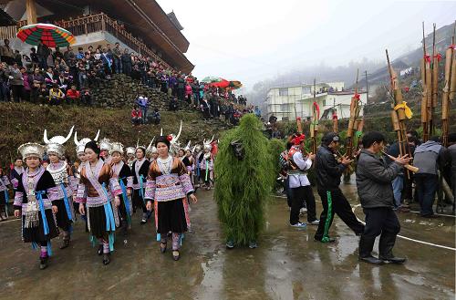 2月28日,在廣西壯族自治區(qū)融水苗族自治縣香粉鄉(xiāng)中坪村茅坪苗寨,“芒藁”與苗族群眾一起參加蘆笙踩堂活動(dòng)。新華社發(fā)(龍濤 攝)