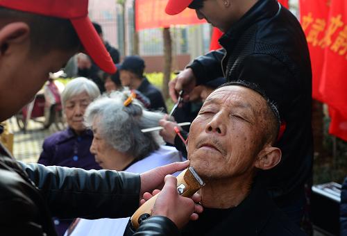 3月5日,年經(jīng)的理發(fā)師志愿者為居民理發(fā)。平日里對行動不便的老人和病人,志愿者會上門進(jìn)行義務(wù)服務(wù)。當(dāng)日,武漢百步亭社區(qū)的志愿者在社區(qū)開展集中便民服務(wù),向居民們展示社區(qū)志愿者的“手藝”,旨在倡導(dǎo)鄰里互幫互助,人人都是身邊的雷鋒。志愿者用他們擅長的手藝,在鄰里之間互幫互助,誰家有困難,志愿者都會上門幫忙,把學(xué)雷鋒滲透在日常生活的點(diǎn)點(diǎn)滴滴中。新華社記者 程敏 攝