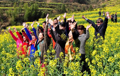 3月14日,游客在婺源縣溪頭鄉(xiāng)江嶺景區(qū)游玩。近日,江西省婺源縣鄉(xiāng)間田野油菜花、桃花、梨花競(jìng)相開放,春意盎然,與徽派民居相映成趣,構(gòu)成一幅幅美麗的春色畫卷,吸引眾多游客前來(lái)踏春賞花。據(jù)了解,進(jìn)入3月以來(lái),婺源縣每天接待游客近4萬(wàn)人次。新華社發(fā)(胡敦煌 攝)