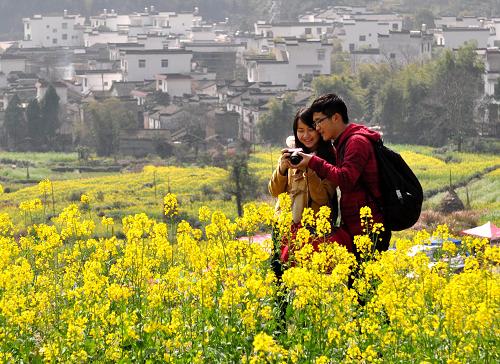 3月14日,游客在婺源縣溪頭鄉(xiāng)江嶺景區(qū)游玩。新華社發(fā)(胡敦煌 攝)