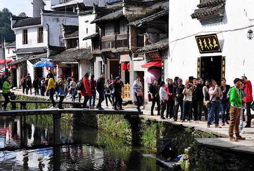 3月14日,游客在婺源縣秋口鎮(zhèn)李坑景區(qū)游玩。新華社發(fā)(胡敦煌 攝)