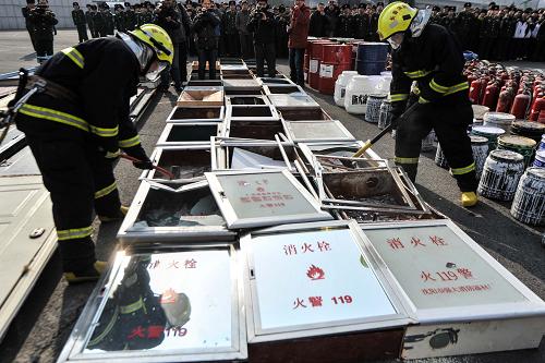 3月15日,消防戰(zhàn)士在現(xiàn)場使用破拆工具銷毀假冒偽劣消火栓箱。新華社記者 王昊飛攝
