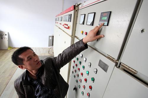 3月15日,工作人員在河北南宮第四水廠配電室查看配電設(shè)備運(yùn)行情況。 河北省南宮市地處地下水高氟區(qū),城區(qū)東部80%以上的村莊飲用水含氟量超標(biāo),飲水安全問(wèn)題一直困擾著當(dāng)?shù)匕傩?。近年?lái),河北南宮先后投資1.06億元,大力實(shí)施村鎮(zhèn)飲水安全工程,建設(shè)聯(lián)村集中供水站11座,鋪設(shè)村內(nèi)及入戶管網(wǎng)800萬(wàn)米,累計(jì)解決了轄區(qū)高氟區(qū)282個(gè)村莊24萬(wàn)人的飲水安全問(wèn)題,并實(shí)現(xiàn)了“村村通自來(lái)水、戶戶飲安全水、全天24小時(shí)不斷水”的城市化供水目標(biāo)。新華社發(fā)(朱旭東 攝)
