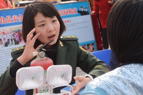 3月15日,鄭州市金水區(qū)消防隊(duì)工作人員在“3·15”活動(dòng)現(xiàn)場(chǎng)向消費(fèi)者講解消防產(chǎn)品打假常識(shí)。當(dāng)日,河南省鄭州市在各縣區(qū)舉辦“3·15國(guó)際消費(fèi)者權(quán)益日”宣傳活動(dòng),為消費(fèi)者普及防假辨假知識(shí)。新華社記者 趙鵬 攝