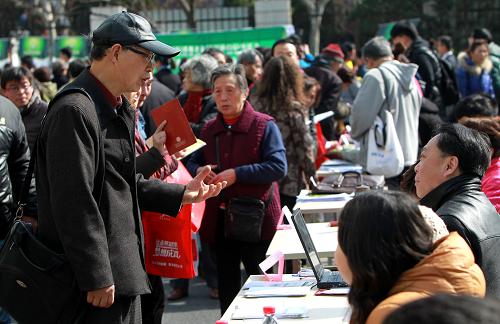 3月15日,消費(fèi)者與企業(yè)代表現(xiàn)場交流。當(dāng)日是“3·15國際消費(fèi)者權(quán)益日”,上海市徐匯區(qū)舉行健康產(chǎn)業(yè)品牌及機(jī)構(gòu)公眾見面活動,來自全國各地的40多家健康產(chǎn)業(yè)領(lǐng)域相關(guān)企業(yè)與消費(fèi)者面對面交流,接受公眾監(jiān)督,并指導(dǎo)消費(fèi)者防范消費(fèi)陷阱。 新華社記者 裴鑫 攝