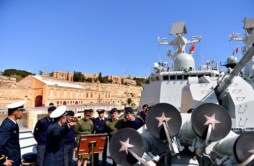 3月27日,在馬耳他瓦萊塔港,馬耳他武裝部隊(duì)官兵在中國(guó)海軍黃山艦上參觀。當(dāng)日,馬耳他武裝部隊(duì)官兵登上中國(guó)海軍第十三批護(hù)航編隊(duì)黃山艦進(jìn)行參觀交流。中國(guó)海軍第十三批護(hù)航編隊(duì)在結(jié)束護(hù)航任務(wù)后于3月26日抵達(dá)馬耳他首都瓦萊塔進(jìn)行為期五天的友好訪問(wèn)。新華社記者許逆之?dāng)z