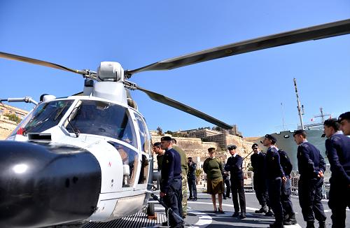 3月27日,在馬耳他瓦萊塔港,馬耳他武裝部隊(duì)官兵在中國(guó)海軍黃山艦上參觀。新華社記者許逆之?dāng)z