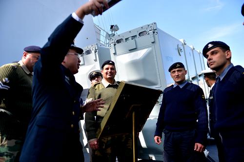 3月27日,在馬耳他瓦萊塔港,馬耳他武裝部隊(duì)官兵在中國(guó)海軍黃山艦上參觀。新華社記者許逆之?dāng)z