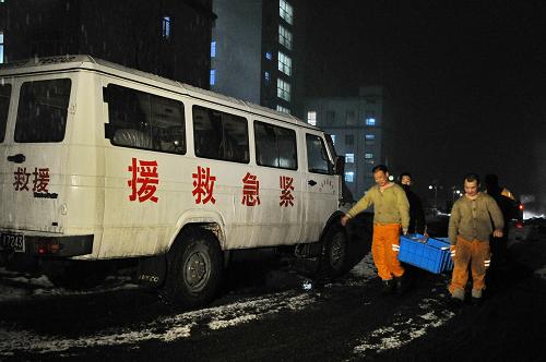 4月1日,幾位救援礦工正在搬運(yùn)給養(yǎng)。新華社記者張楠攝