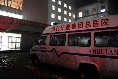 4月1日,八寶煤業(yè)公司外,救護(hù)車正在待命。新華社記者張楠攝