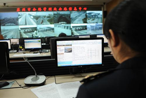 4月1日,蘇州市公路管理處公路信息中心的信息員編發(fā)關(guān)于清明掃墓線(xiàn)路車(chē)輛分流預(yù)案的微博。新華社記者 孫參 攝