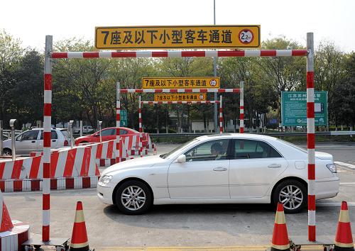 4月1日,蘇嘉杭高速公路蘇州城區(qū)收費(fèi)站準(zhǔn)備的小型客車(chē)免費(fèi)通道標(biāo)識(shí)門(mén)架已擺放在道口邊,準(zhǔn)備清明節(jié)期間使用。新華社記者 孫參 攝