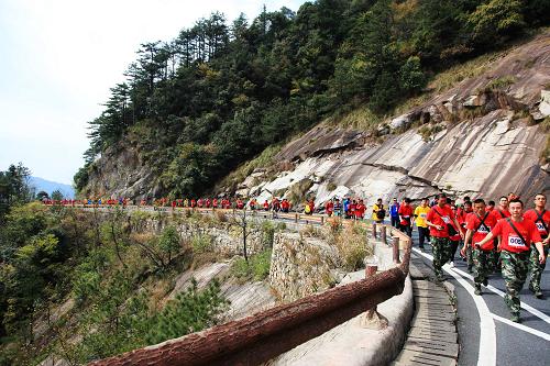 4月8日,登山者在參加中國黃山萬人登山休閑大會。 當(dāng)日,安徽黃山風(fēng)景區(qū)舉辦以“美麗黃山、幸福健康”為主題的萬人登山休閑大會,來自全國10多個?。▍^(qū)、市)的登山愛好者與黃山市民、高等院校師生、外籍游客共1萬余人組成13支代表隊(duì)參加。此次登山休閑大會的線路以黃山南大門為起點(diǎn),經(jīng)云谷寺、白鵝嶺至北海廣場,全程約16公里。從2005年起,黃山風(fēng)景區(qū)與國家體育總局登山運(yùn)動管理中心、中國登山協(xié)會和安徽省體育局合作,已連續(xù)舉辦了8屆中國黃山國際登山大會,吸引40多個國家和地區(qū)的登山運(yùn)動員和愛好者參加。 新華社發(fā)(葛軍 攝)
