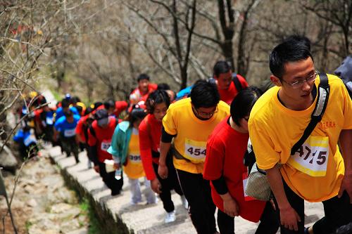 4月8日,登山者在參加中國黃山萬人登山休閑大會。新華社發(fā)(葛軍 攝)