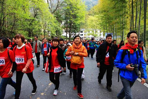 4月8日,登山者在參加中國黃山萬人登山休閑大會。新華社發(fā)(葛軍 攝)