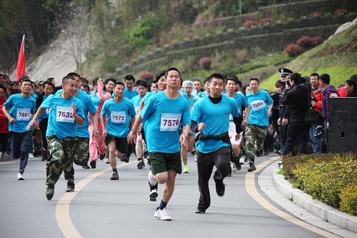 4月8日,登山者在參加中國黃山萬人登山休閑大會。
