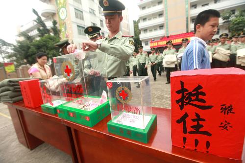 4月21日,深圳市紅十字會(huì)在警營(yíng)開設(shè)抗震救災(zāi)捐助點(diǎn),武警廣東邊防七支隊(duì)的官兵、駐地居民、工地外來工和學(xué)生等捐贈(zèng)了衣物、被褥和現(xiàn)金。新華社發(fā)(廖鍵 攝)