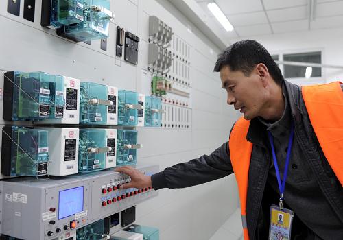 5月20日晚,中鐵十九局技術(shù)人員正在接通信號(hào)。新華社記者 覺果 攝