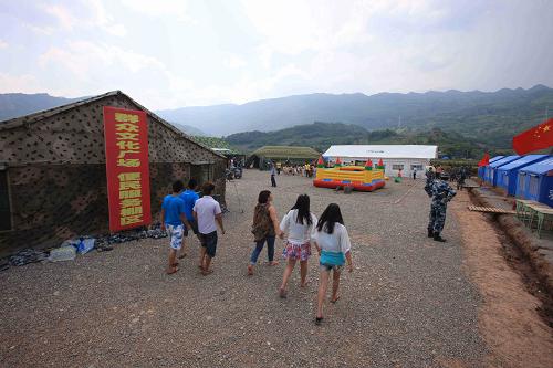 5月20日,四川省雅安市蘆山縣龍門鄉(xiāng)的群眾前往綜合文化棚區(qū)活動(dòng)。新華社發(fā)(楊進(jìn) 攝)