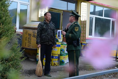 5月20日,吉林省琿春市楊泡邊防派出所民警李淳教村民應(yīng)對(duì)野生東北虎襲擊的方法。新華社發(fā)(管清江 攝)